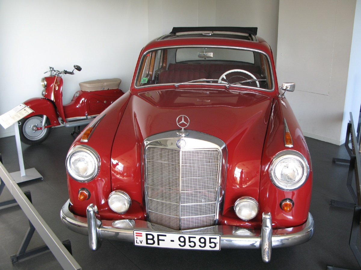 MERCEDES-BENZ 220 SE. 1959. Riga Motor Museum.