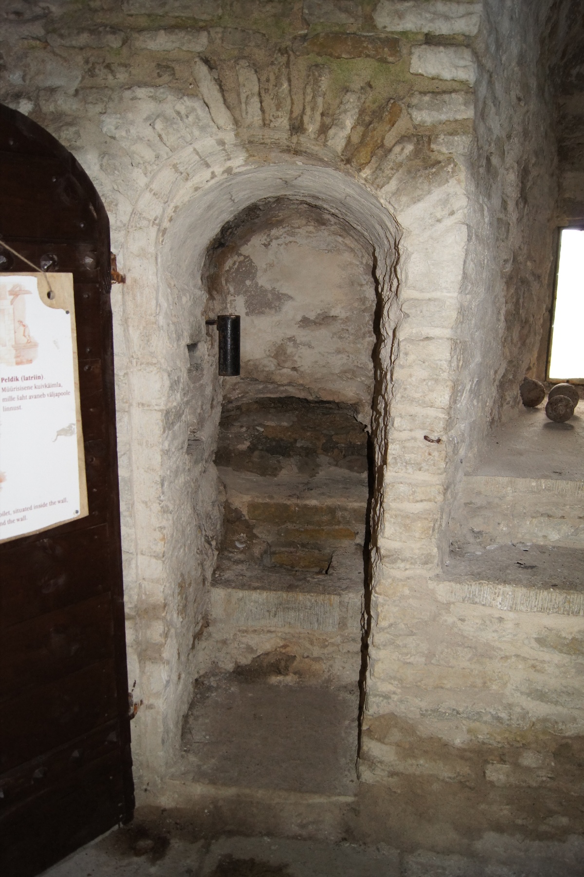 Сухой туалет построенный внутри стены. Замок (городище) Раквере.
