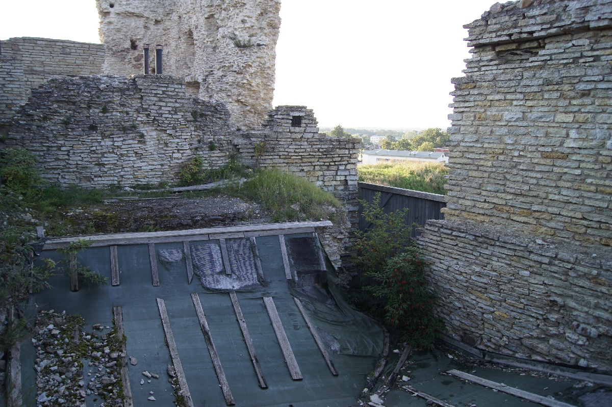 Не реставрированная часть замка. Замок (городище) Раквере.
