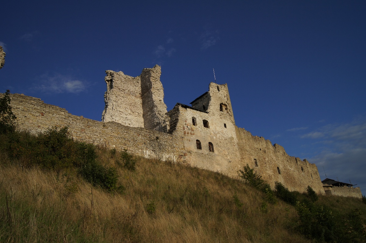 Вид на замок снизу. Замок (городище) Раквере.