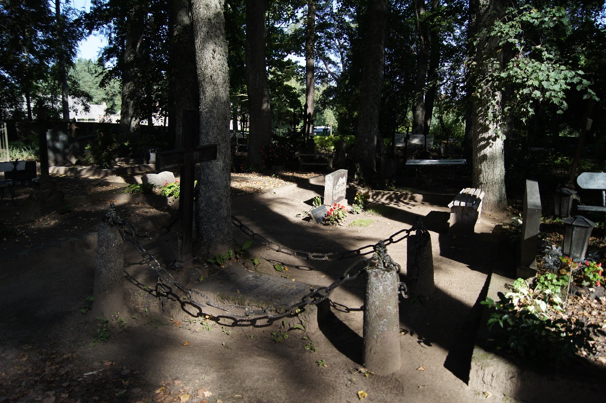 Ограда из цепей. Кладбище Алатскиви.