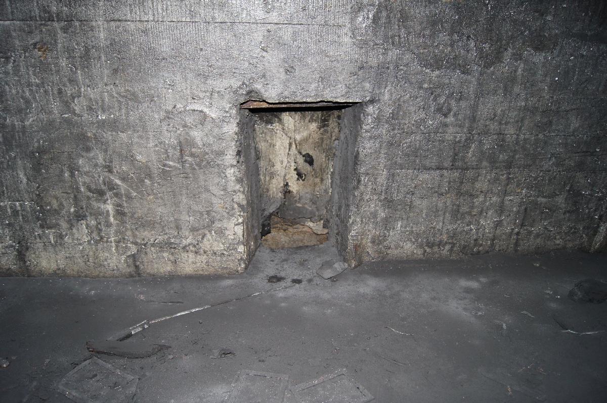 Внутри тоннеля. Дырка похожа на вентиляцию. Военная база Астангу.