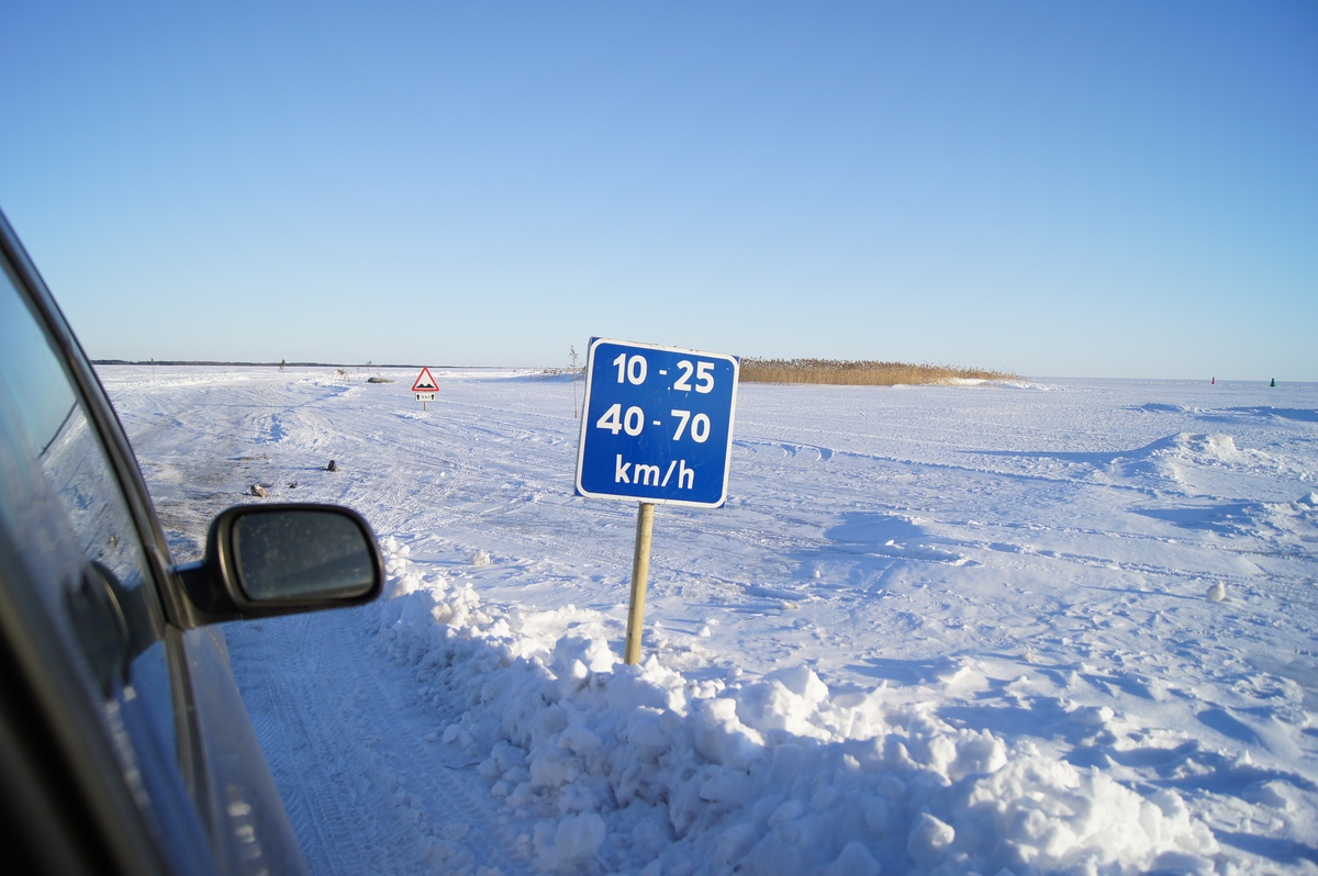 Дорожный знак на ледовой дороге. Остров Вормси.