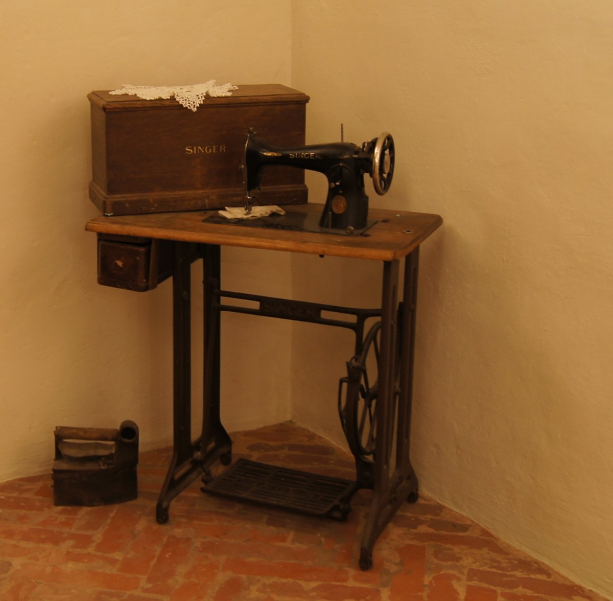 Singer sewing machine and an old coal iron. Alatskivi castle.