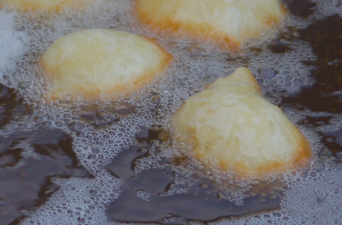 Dough pieces are fried in oil. Pärnu Grillfest.