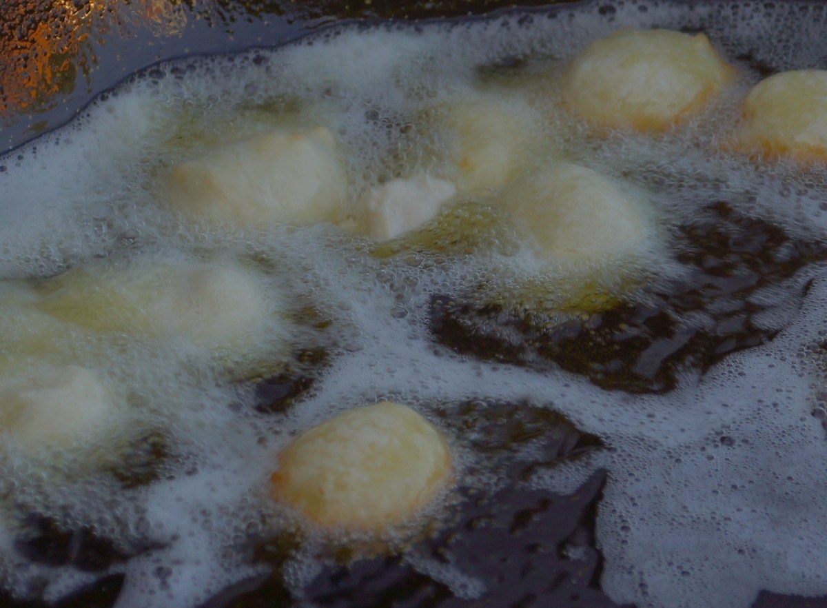 Dough pieces are fried in oil. Pärnu Grillfest.