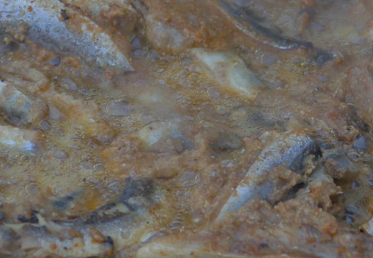 Рыбу жарят в масле на закуску. Pärnu Grillfest, грильфест в городе Пярну.