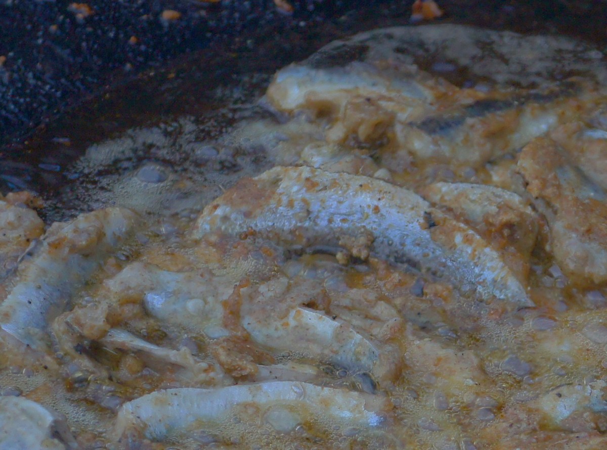 Рыбу жарят в масле на закуску. Pärnu Grillfest, грильфест в городе Пярну.