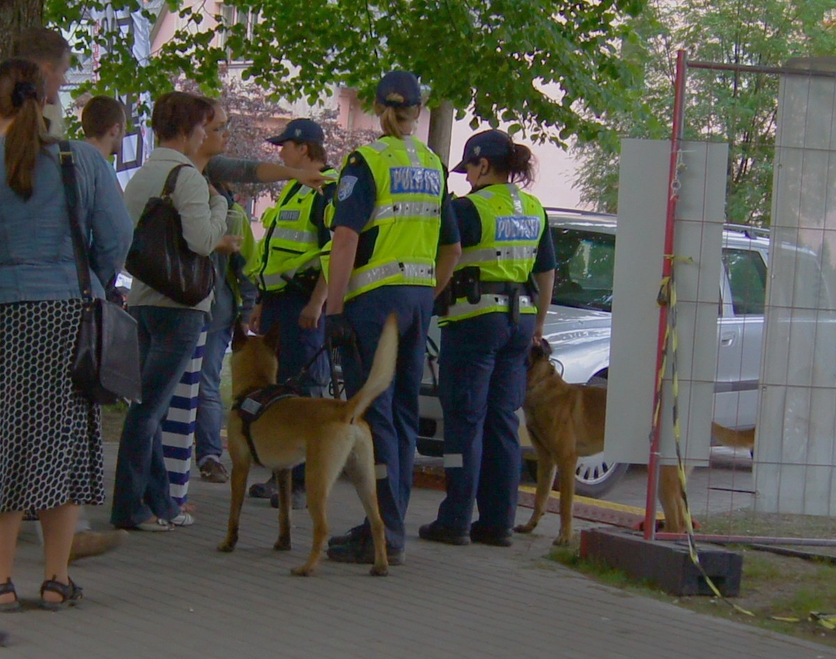 Полиция и полицейская собака-убийца. Pärnu Grillfest, грильфест в городе Пярну.