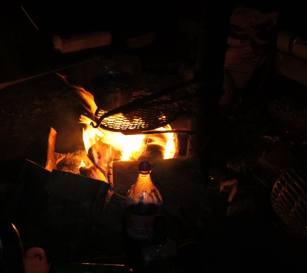Костёр ночью. Пикник в Соомаа. Meiekose saarte laagriplats.