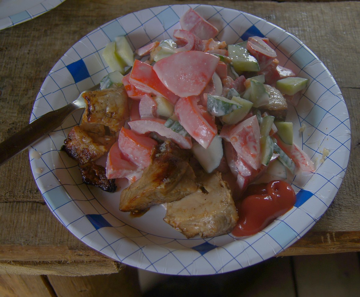 Шашлык с салатом. Пикник в Соомаа. Meiekose saarte laagriplats.