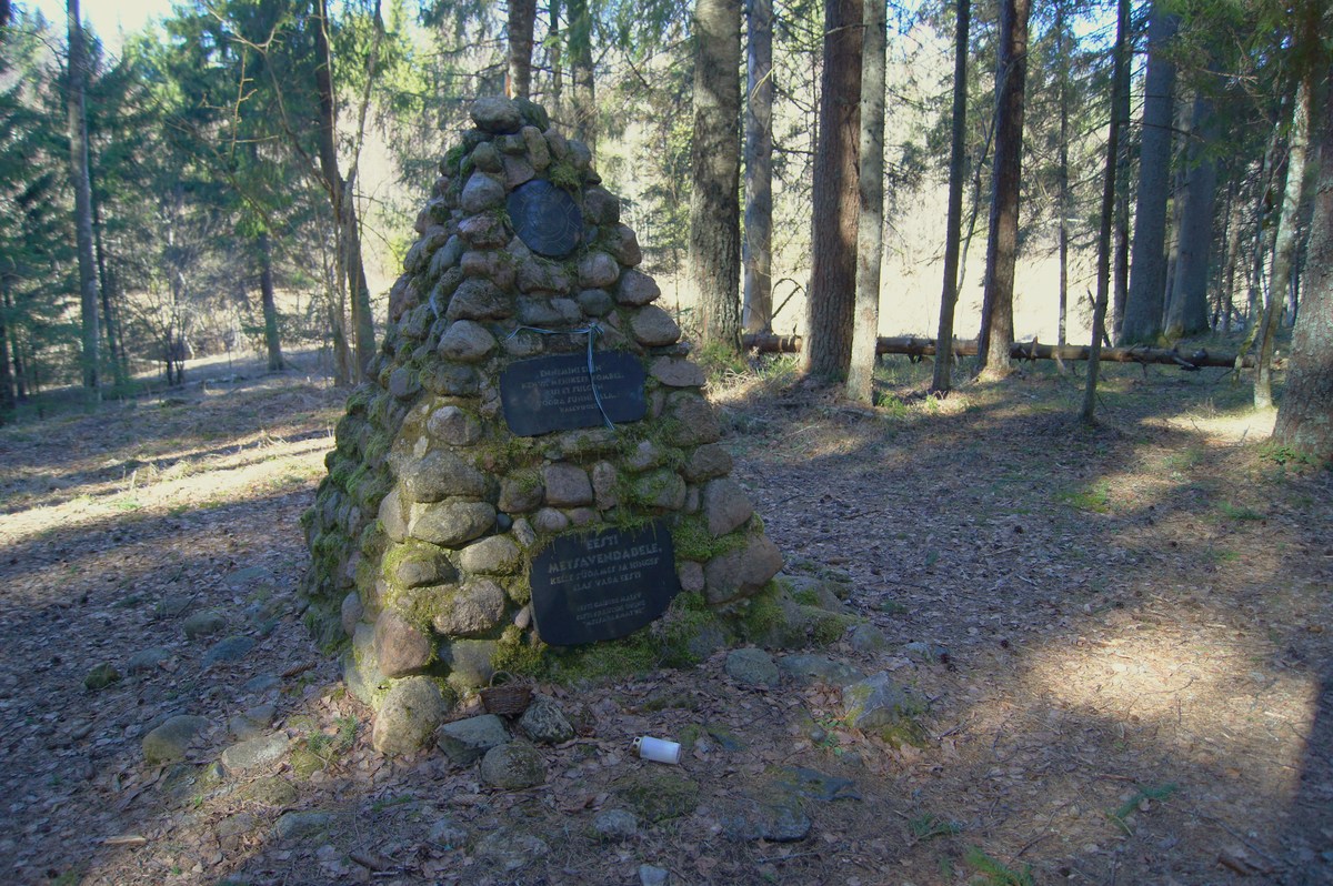Памятник лесным братьям. Место для костра Metsavenna.