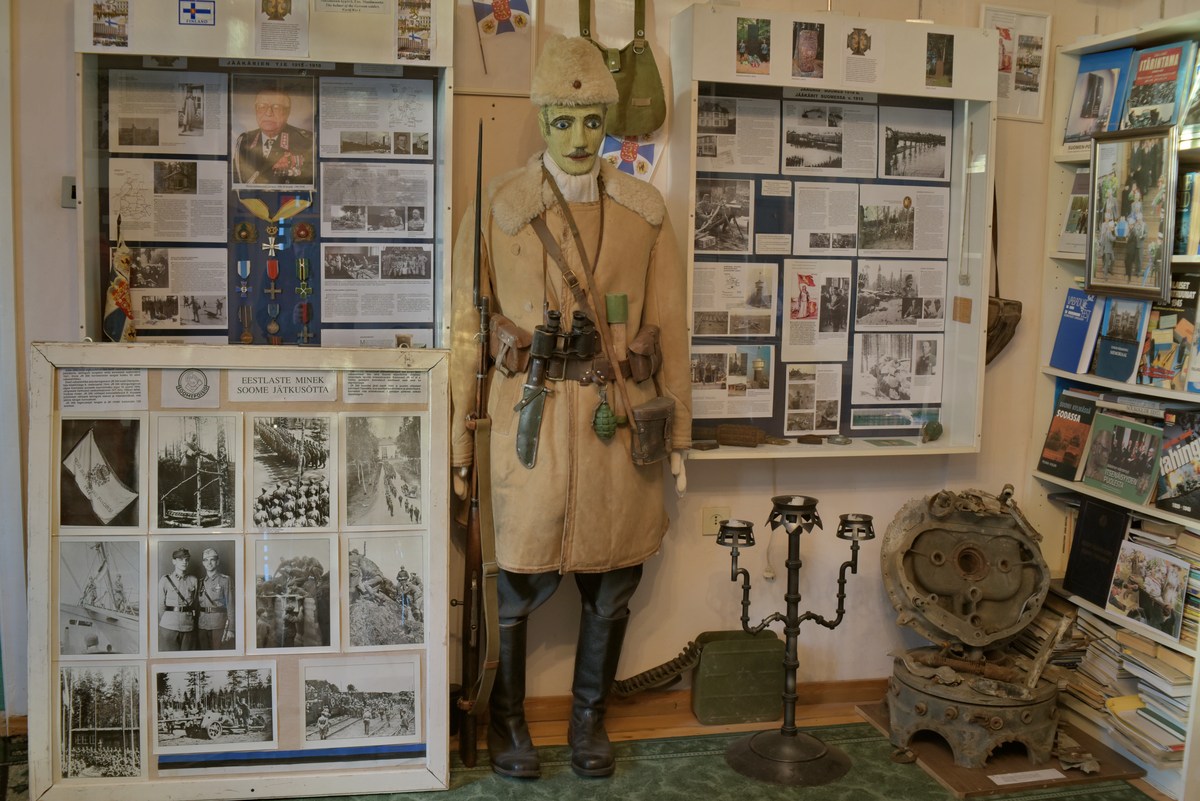 Мужик позеленел от холода. Музей Освободительной войны в Лагеди.