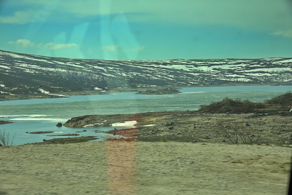 Лёд на озере. Норвегия. Едем через перевал.