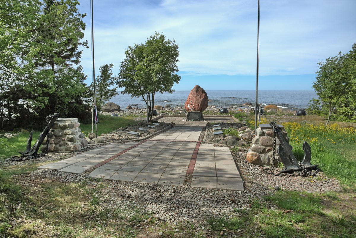 Памятник. Место для палаток Юминда (Juminda telkimisala)