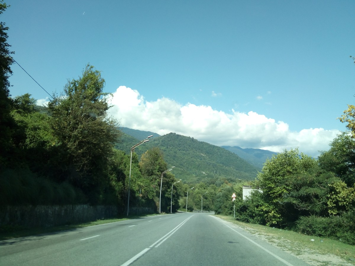 Горы. Абхазия - вид из окна машины.