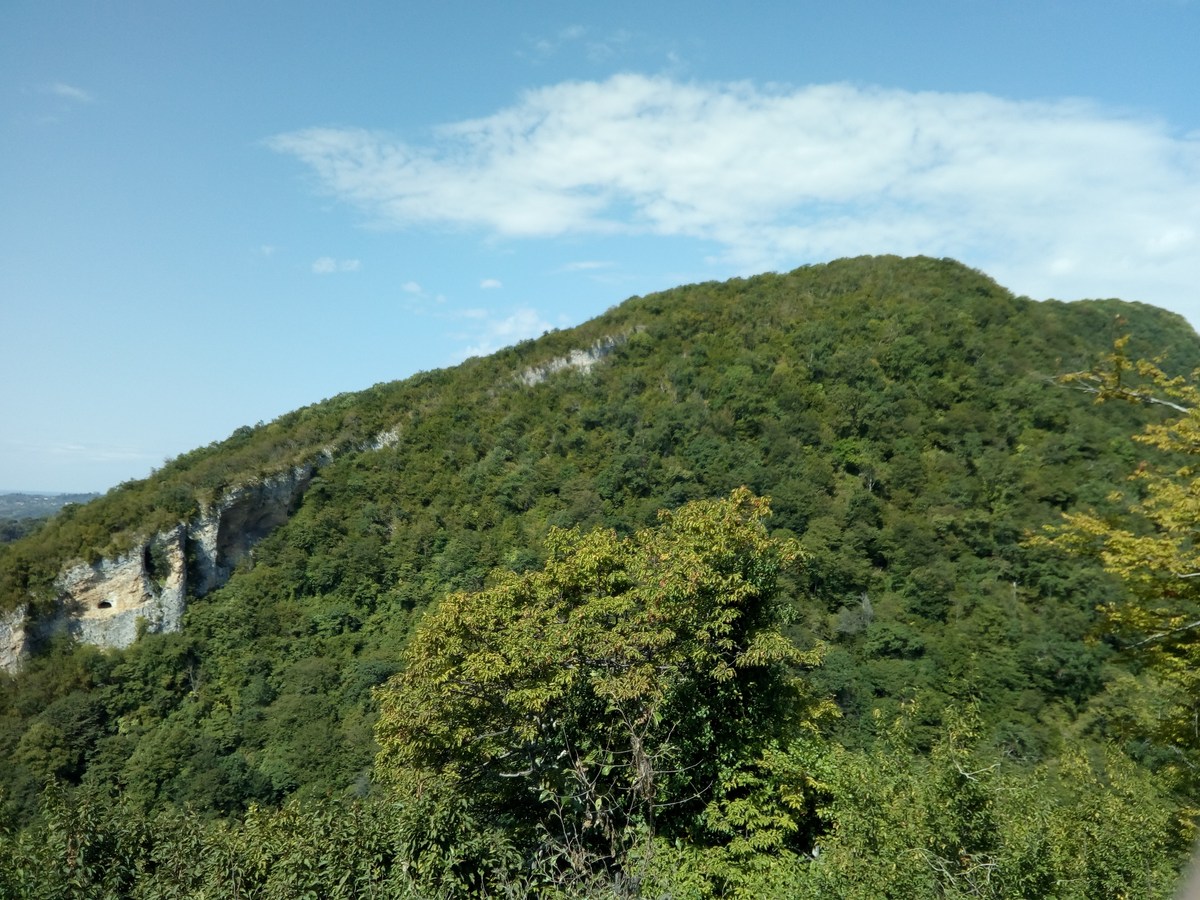 Вид на соседнюю гору. Анакопийская крепость.