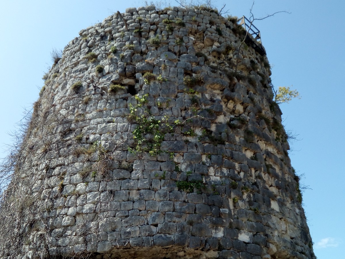 Остатки башен. Анакопийская крепость.