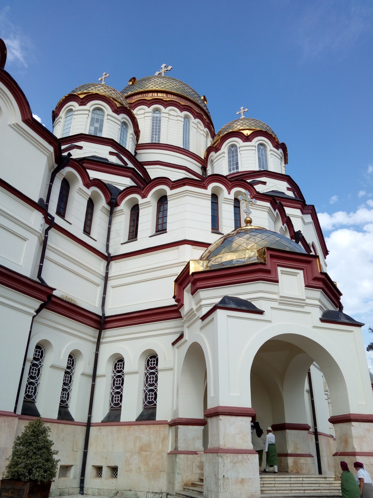 Храм снаружи уже реставрирован. Новоафонский монастырь.