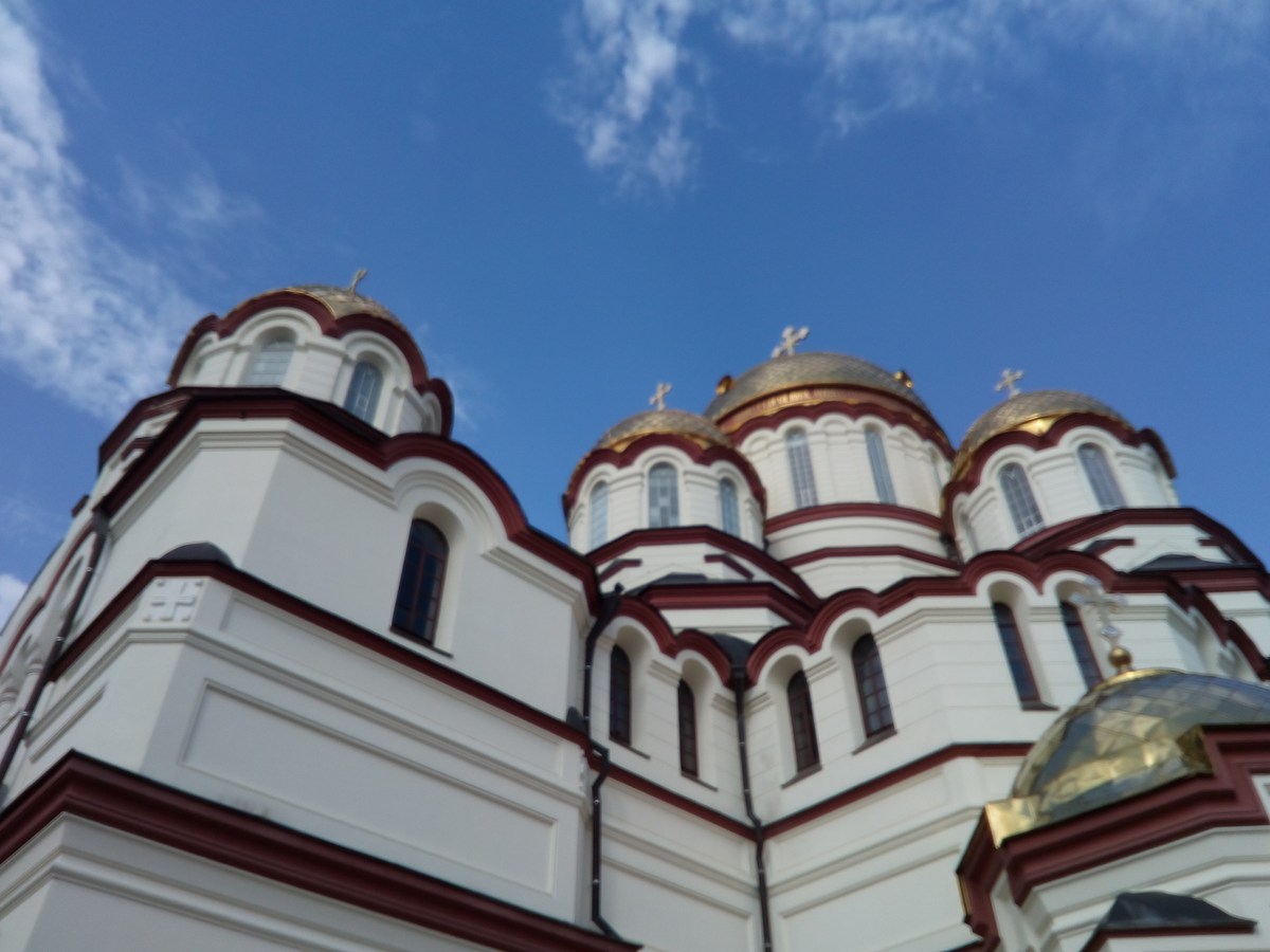 Храм снаружи уже реставрирован. Новоафонский монастырь.