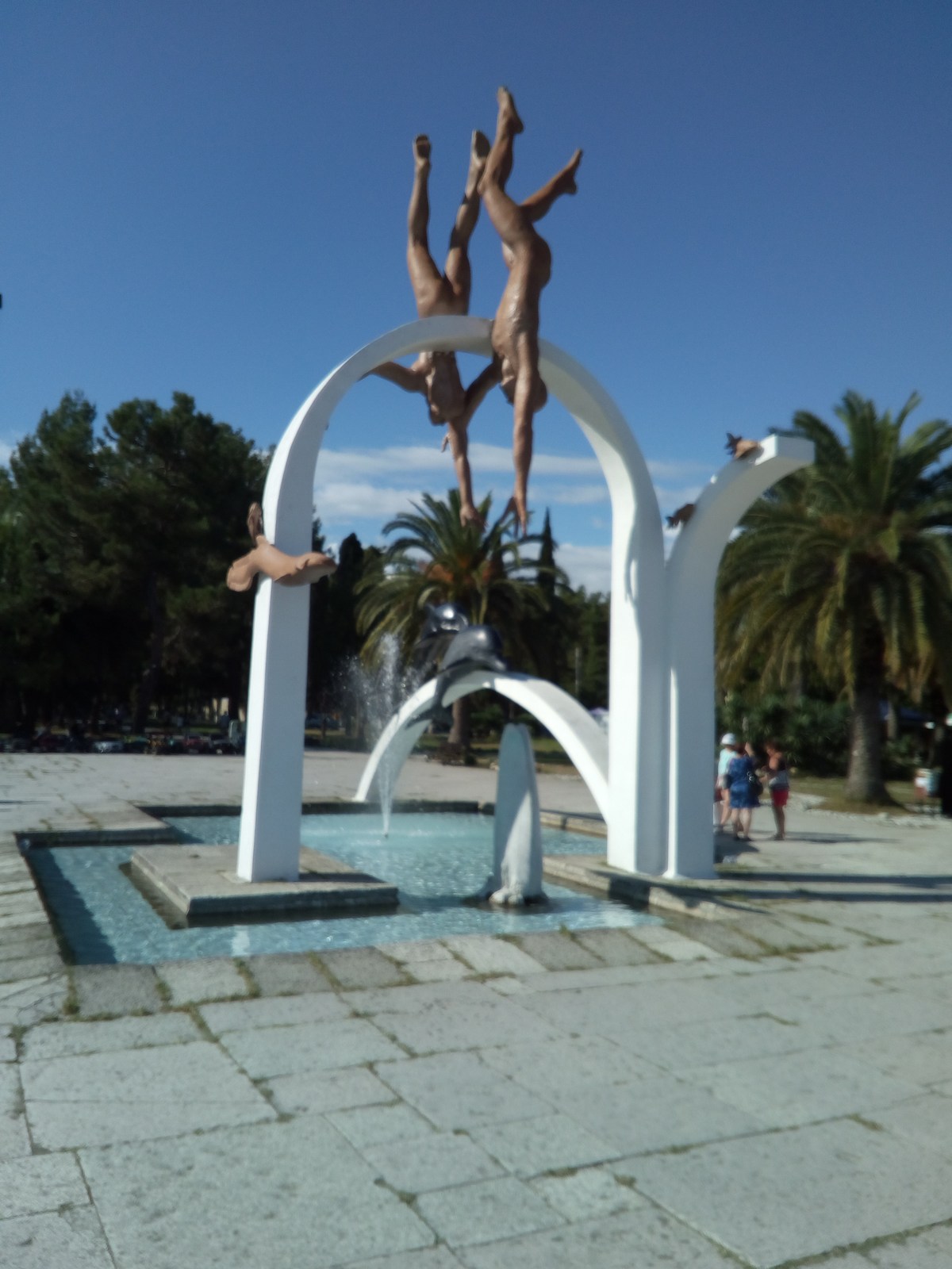 Статуя с ныряльщиками. Пицунда, Абхазия.