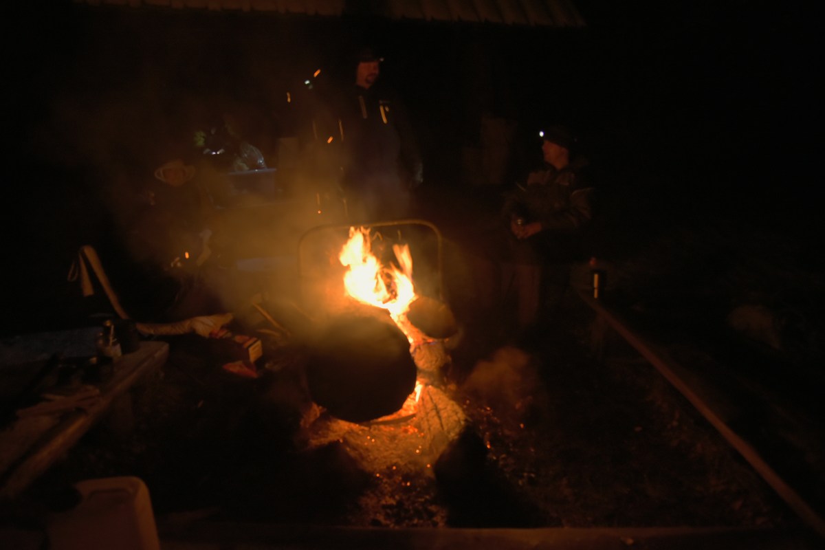Костёр в темноте. Зимний пикник в Оанду.