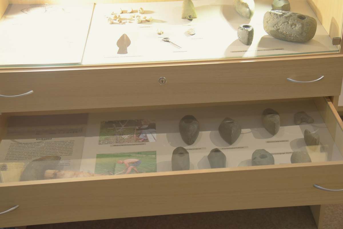 Каменные орудия. Музей Ярвамаа.