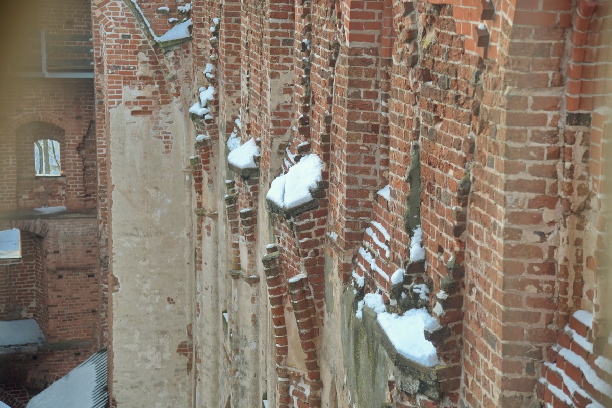 Стены разрушенной части. Исторический музей Тартуского университета.