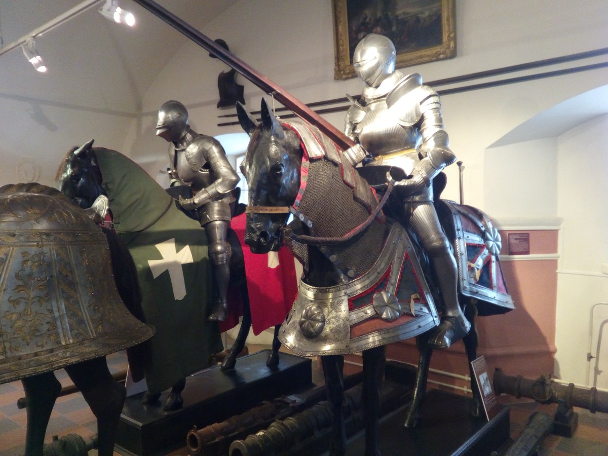 Конные рыцари в мощной броне. Музей артиллерии и связи. Средневековье.