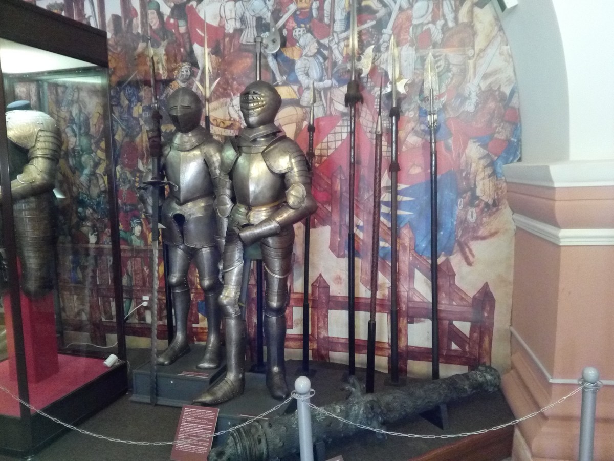 Пешие рыцари и двуручный меч. Музей артиллерии и связи. Средневековье.