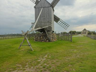 Холм с ветряными мельницами в Англа. Сааремаа, Эстония.