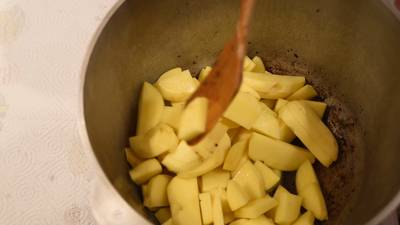 Делаем мясо с вином в казане без костра. 