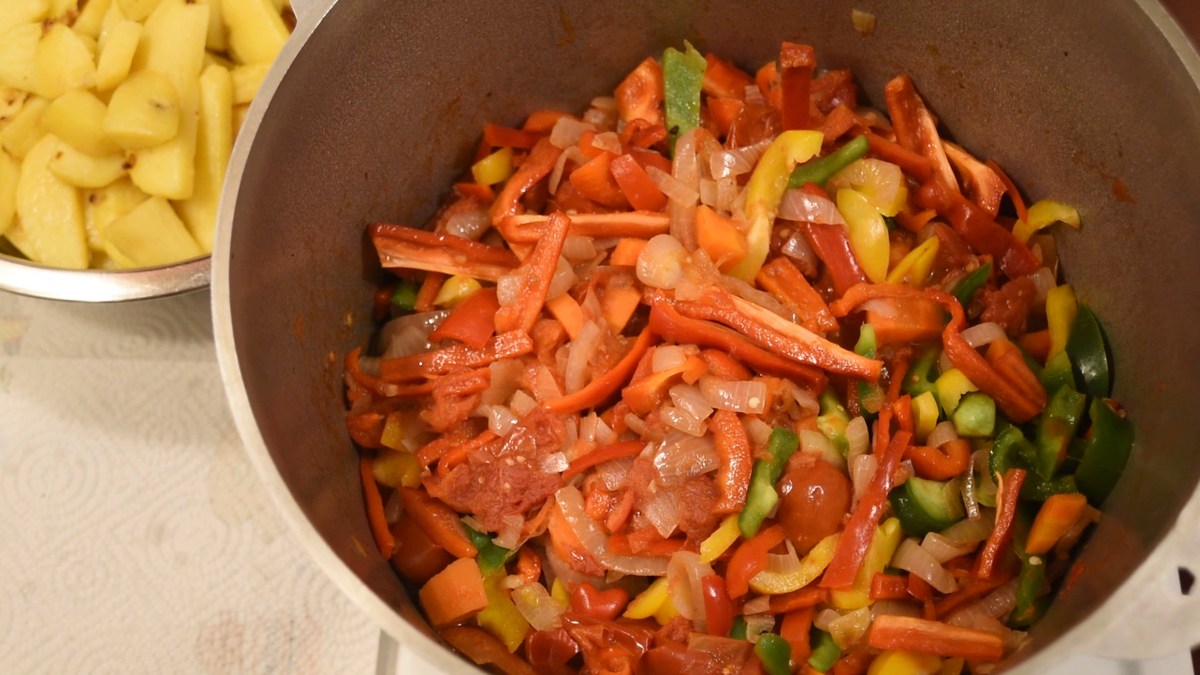  Делаем мясо с вином в казане без костра. Рецепт от OS Media Кухня.