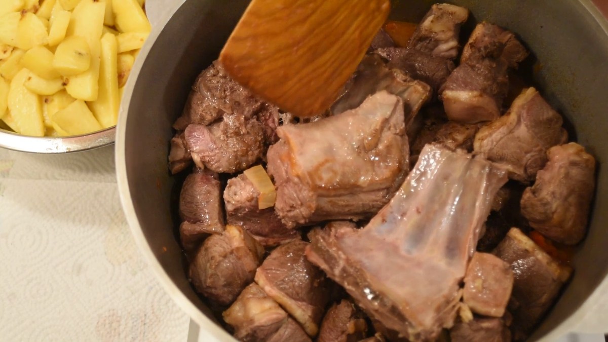  Делаем мясо с вином в казане без костра. Рецепт от OS Media Кухня.