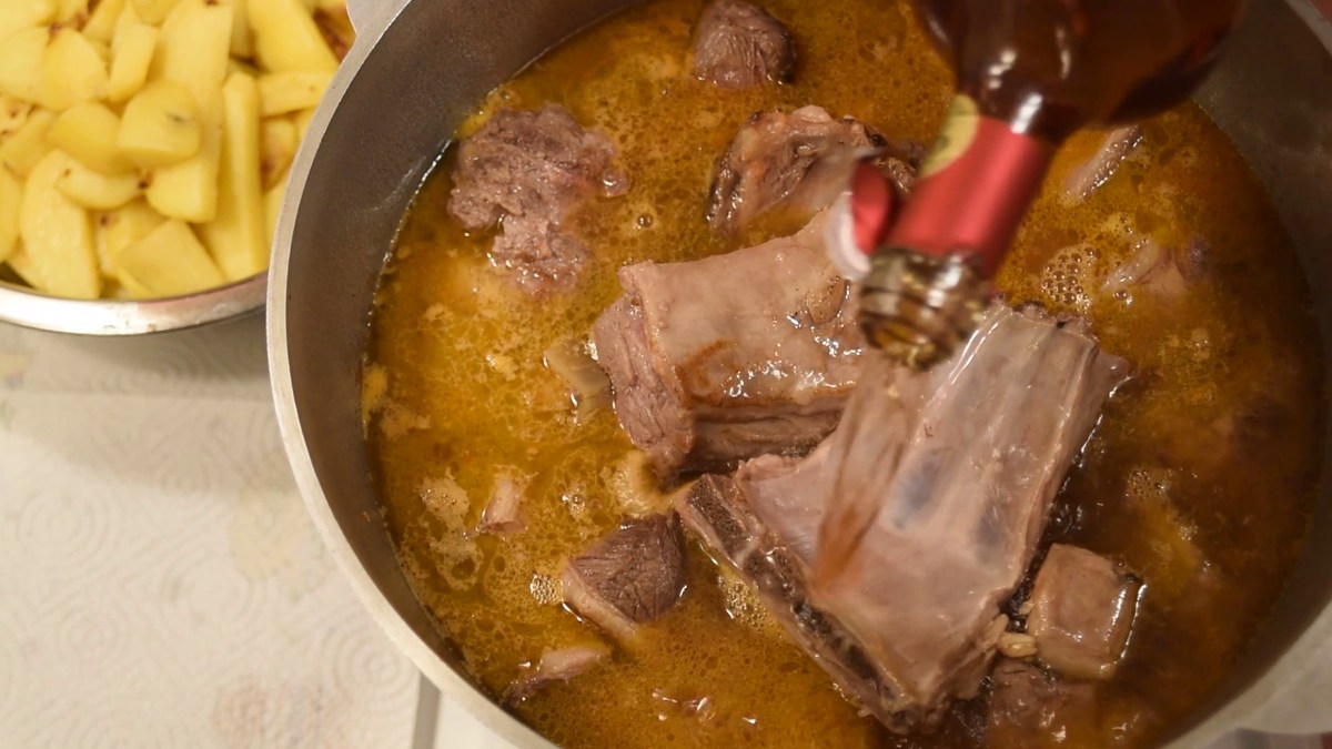  Делаем мясо с вином в казане без костра. Рецепт от OS Media Кухня.