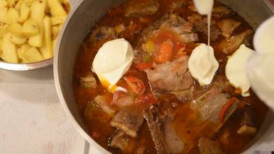 Делаем мясо с вином в казане без костра. 