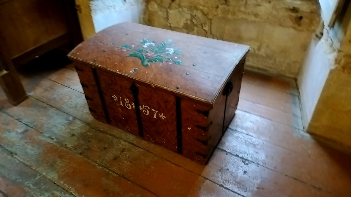 Сундук. Усадьба Кирна. Выставка тюльпанов. Эстония.