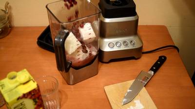 Делаем коктейль из мороженого с клюквенным соком. 