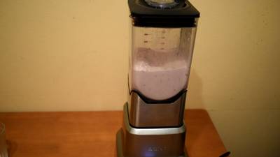 Делаем коктейль из мороженого с клюквенным соком. 