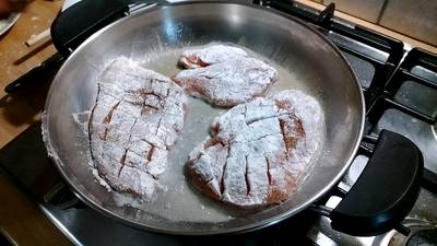 Жарим куриные грудки с мёдом и чесноком.