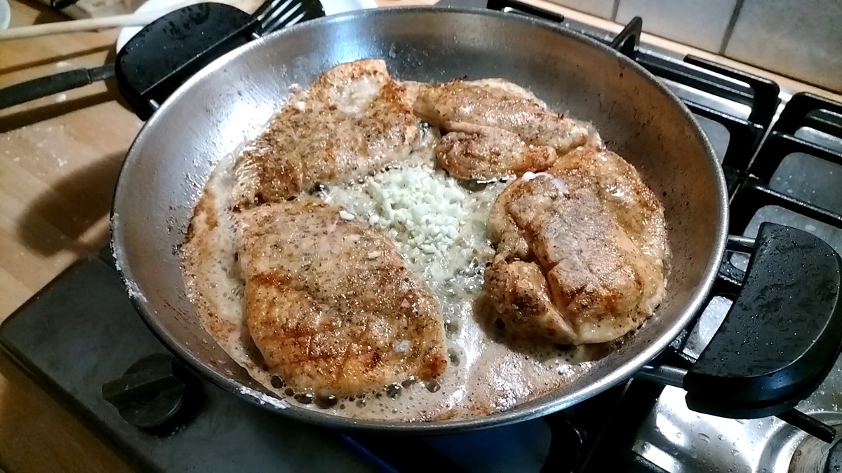  Жарим куриные грудки с мёдом и чесноком.