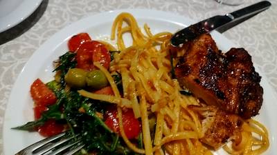 Жарим куриные грудки с мёдом и чесноком.