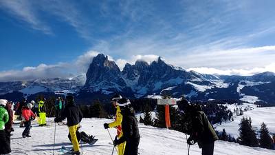 Горнолыжный курорт в Италии Доломит. Забрались на гору. Посетили аутлет. 