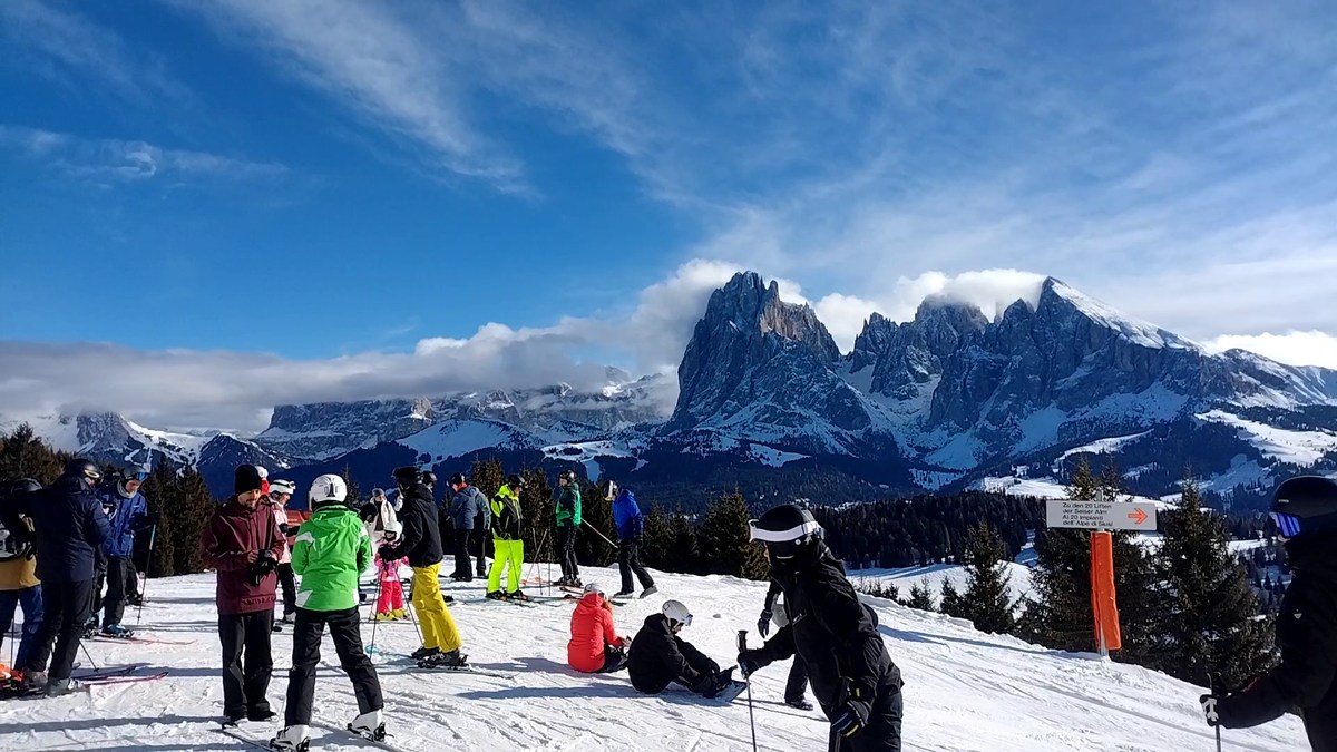 На горе.  Горнолыжный курорт в Италии Доломит. Забрались на гору. Посетили аутлет.