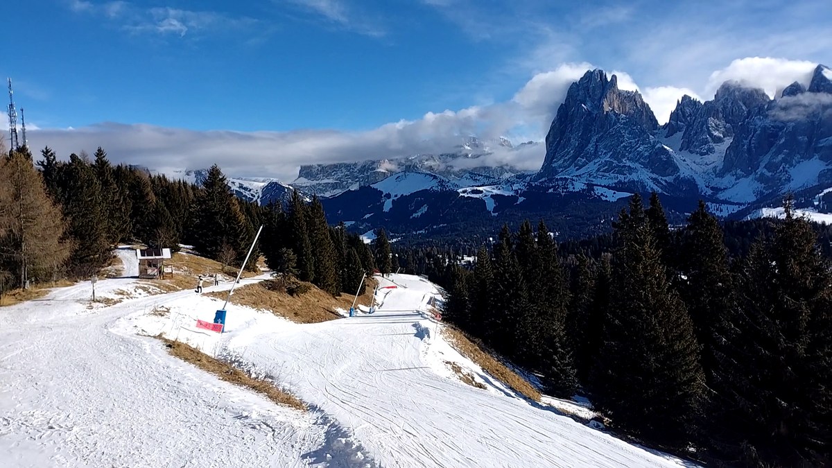 На горе.  Горнолыжный курорт в Италии Доломит. Забрались на гору. Посетили аутлет.