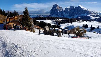 Горнолыжный курорт в Италии Доломит. Забрались на гору. Посетили аутлет. 