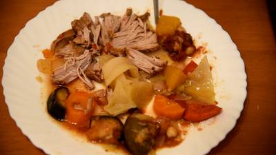 Делаем в казане мясо с овощами и ни капли воды. 