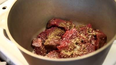 Пробуем второй раз. Мясо с овощами без воды. 